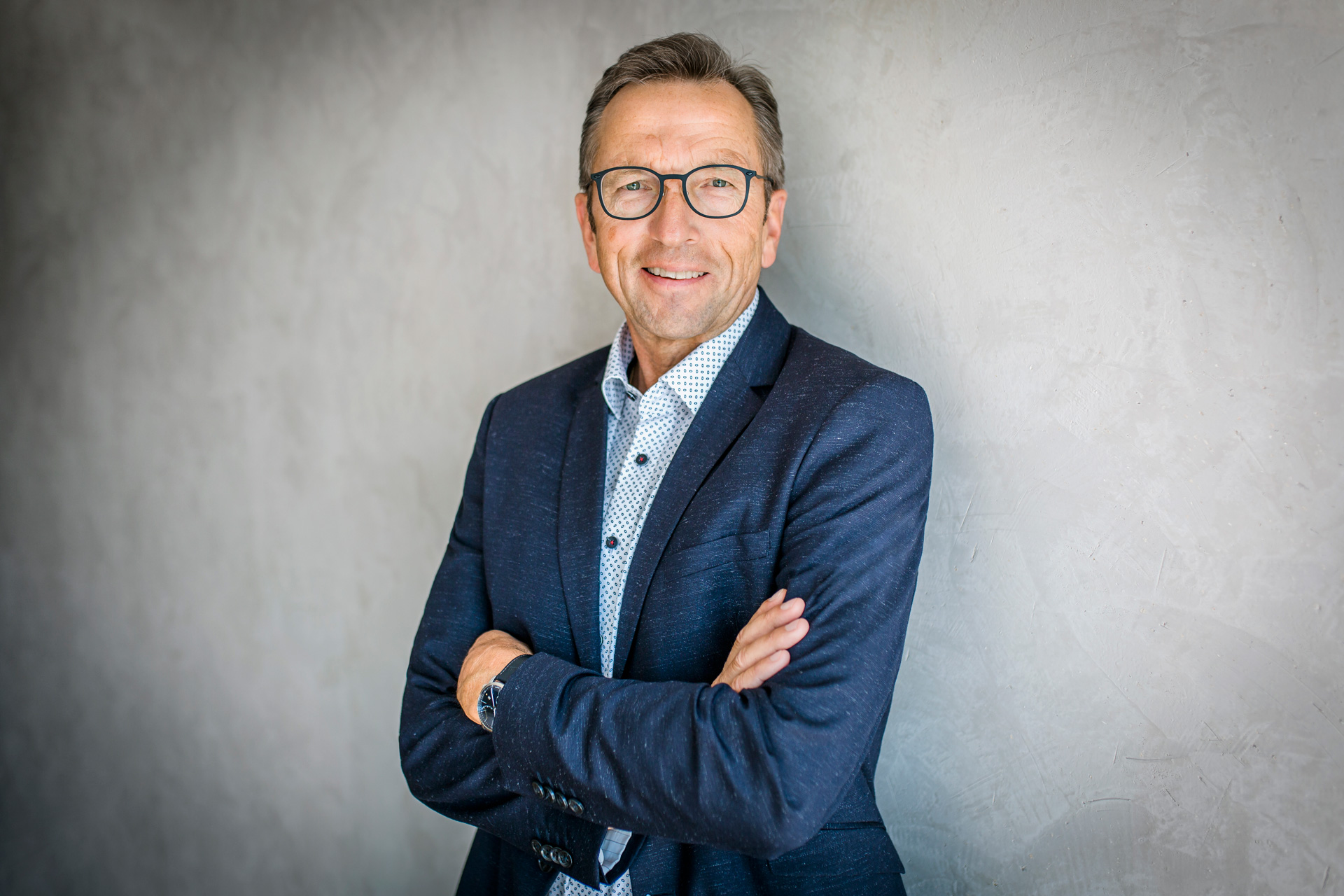 Mann in einem formellen Anzug und Brille