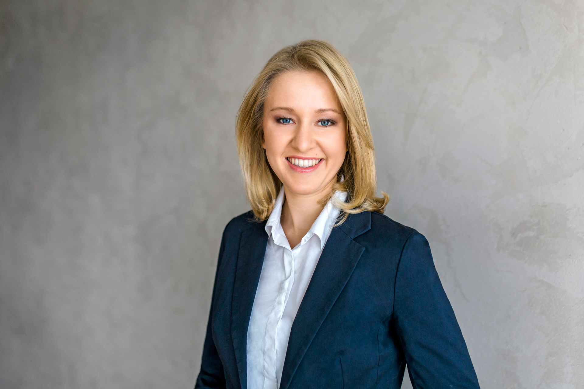 Frau in Business-Outfit mit Blazer.