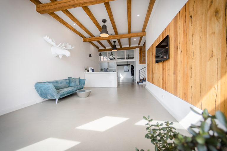 Moderner Raum mit Holzakzenten