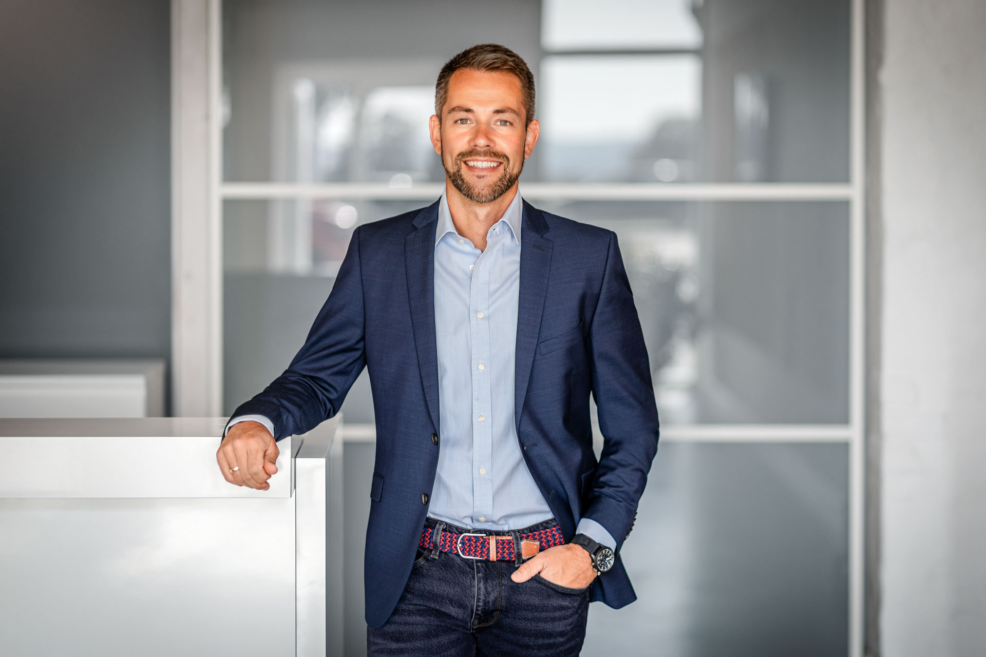 Mann in einem formellen Anzug